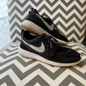 Black Nike Tennis Shoes